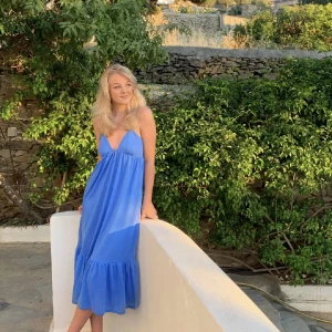 Långklänning svart  - Så himla fin långklänning från pull n bear ( säljer samma som på bilden i svart! ) jätte fin till sommaren men har en annan som jag använder mer, storlek S 🌸nypris 399  ( lånade bilder från Tova.lindgren ) 