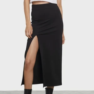 Långkjol  - En super fin långkjol från Bikbok med slits som tyvärr inte kommer till användning längre 🤍 säljer för 150 + frakt 💕