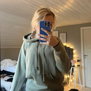 Grön bikbok hoodie💚 - Helt vanlig grön hoodie men som inte kommer till användning💕💚