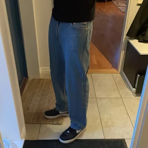 Weekday jeans - Galaxy jeans från weekday. Straight leg fit lite baggy. Ljusblå denim.