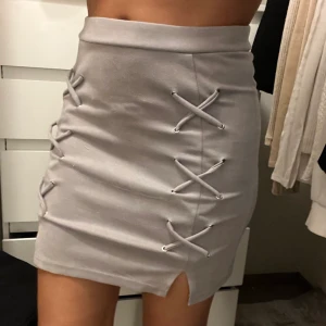 Kjol - Sammets liknande material Knappt använd 