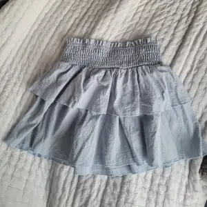 Ljusblå/babyblå kjol från Shein i stl S. Kommer inte till användning. Inte alls genomskinlig och enligt mig lagom kort. Stretchig så passar säkert xs och m också.