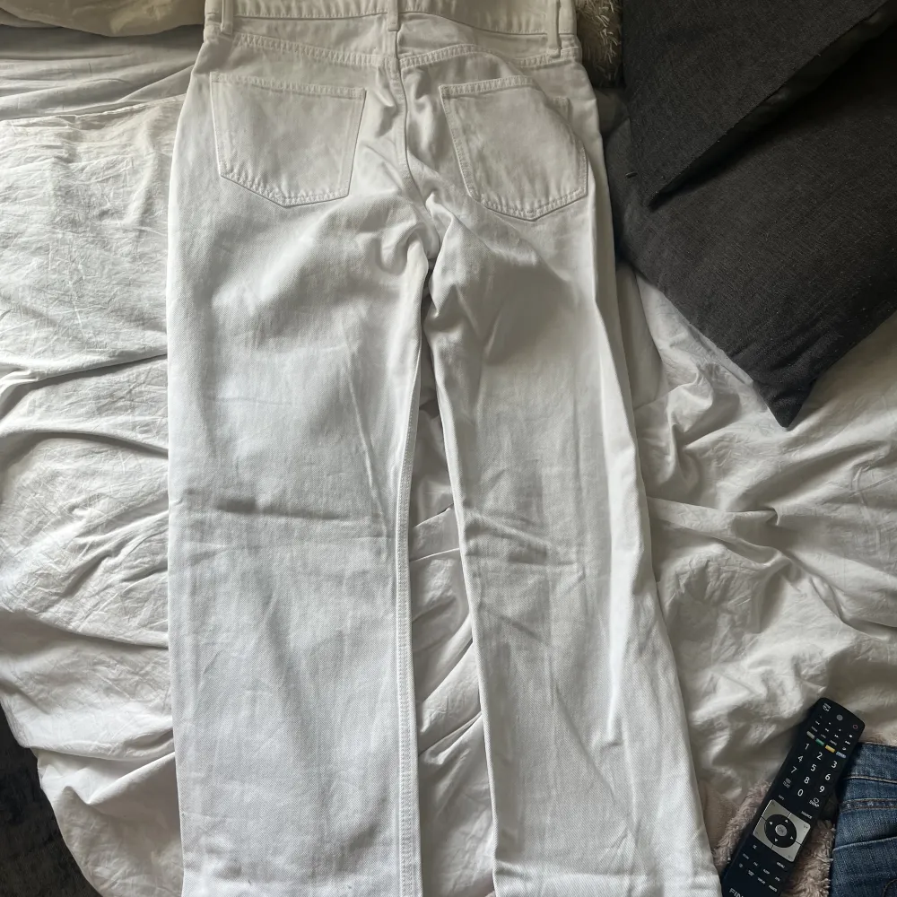 Vita straight jeans med slits från zara, säljer då de tyvärr är lite för stora för mig❤️. Jeans & Byxor.