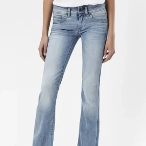 G Star Raw Lowwaist Bootcutjeans  - Säljer nu domhär lågmidjade bootcutjeansen ifrån G Star då dom aldrig kommer till användning. Köptes för 1000kr men endast använda få gånger! Dom har en jätte liten defekt framme på ena låret (kom privat för fler bilder)❤️Storlek 24/30 men dome justerbara💓