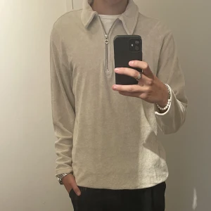Half zip - Säljer denna feta frotté half zipen från weekday! Använd fåtal gånger för att passformen inte riktigt va min stil, därav skick 9/10. Strlk XS men mer som S