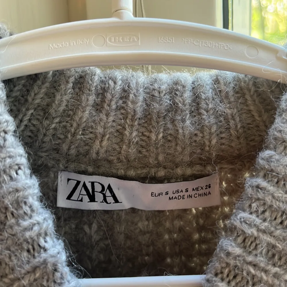 Snygg och skön stickad tröja från Zara, använd fåtal gånger . Stickat.
