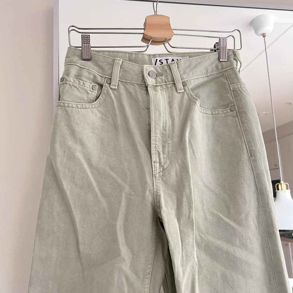 Säljer dessa jättefina ljusgröna jeans då dom ej kommer till användning. 💗💗🌸 Köpta på carlings. . Jeans & Byxor.