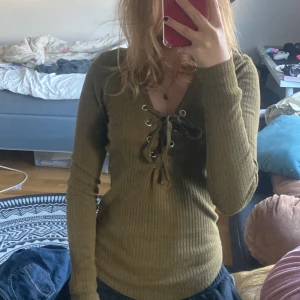Olivfärgad tröja - Säljer min jätte vackra olivfärgade topp då jag inte får så mycket användning av den. Det är storlek xs men jag skulle säga att den passar som en S.
