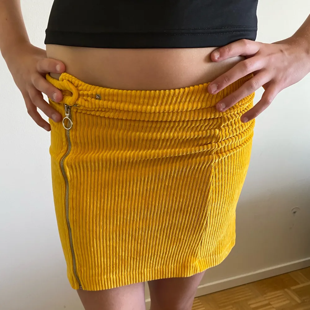 Jätte fin senaps gul kjol i mjukt matrial, knappast använd. Original pris: 399. Kjolar.