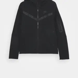 Svart Nike tech fleece, köpt för 1000kr och säljer för 700kr + frakt ( säljer på grund av att den inte används) . Storlek 147-158