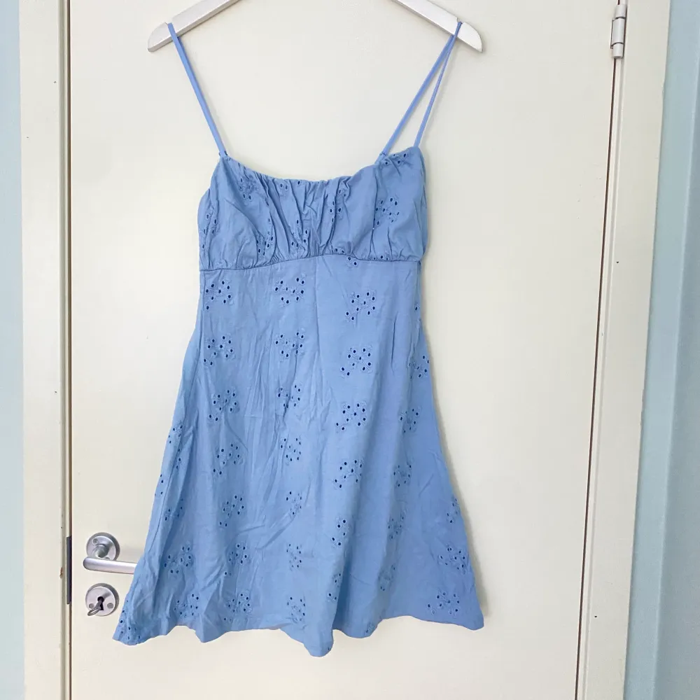 Söt liten blå klänning med brodering💙 Använd fåtal gånger då den blivit för liten, skulle säga att den passar xs alternativt s med mindre byst. Klänningar.