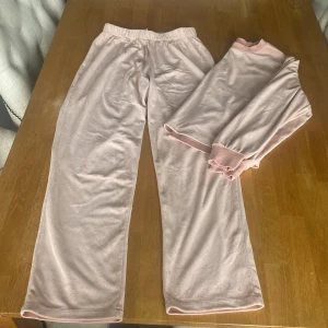 Mjukis set  - Från HM. Inte använt jättemycket. Otroligt lena, påminner om juicys material. (FÄRGEN ÄR MER LIKT SISTA BILDEN, LJUSET PÅ 1:A OCH 2:A GÖR ATT DE SER LJUSARE UT)