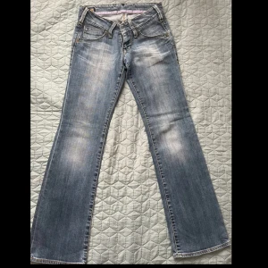 Lee jeans - Säljer super snygga lee jeans. Dom är lågmidjade och utsvängda. Storlek XS/34 . Du köper via köp nu knappen💕
