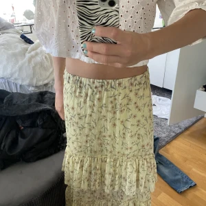 Långkjol  - Säljer den här så fina långkjolen från hm, mycket bra skick❤️❤️