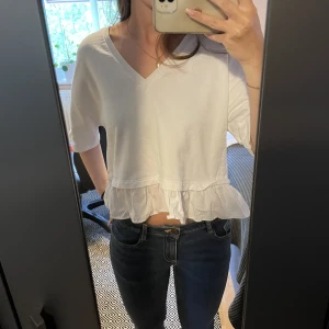 Zara topp - Söt topp med en volang från Zara i storlek S som passar till allt😍 Säljer eftersom den inte längre kommer till användning!