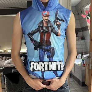 Fortnite Hoodie - Möjligtvis min sjukaste grail ever. En fortnite hoodie utan ärmar i tunnt sportmaterial. Tack vare denna tröjan är jag den jag är idag. Nu är det dags för den att hamna i någon annans händer, för att kunna vidare hjälpa världen.Endast seriösa köpare tack!