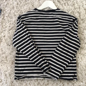 Fin långarmad tröja krympt lite i tvätten.Men väldigt snygg ändån! - Sto