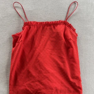 Söt topp - Jättesöt topp med små volanger. Har tyvärr blivit för litet för mig. Storlek XS. Pris 40kr 