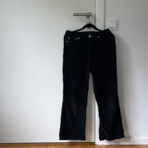 Ett par svarta jeans, inte använda så mycket,byxorna har även 3 extra knappar som inte syns under flärpen, stryks självklart innan utskick 