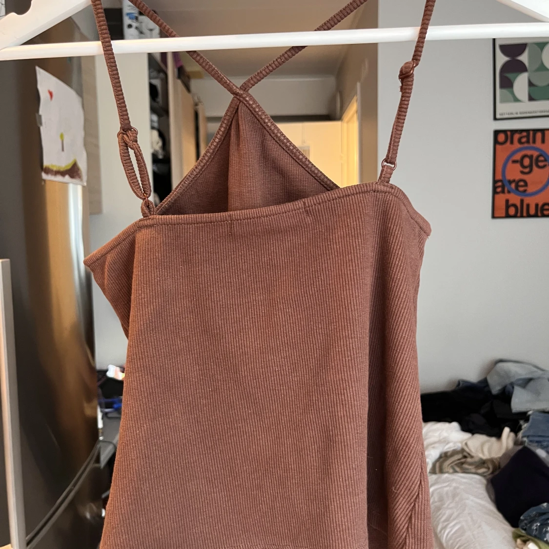 Brun topp med korsad halsringning - 90