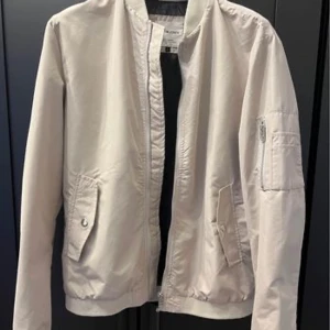 Bomberjacka  - En beige bomberjacka från Jack & Jones nästa som ny, använd bara ett fåtal gånger. Storlek S  