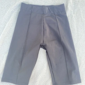 Tränings shorts  - Ett par tränings shorts/cykelbyxor. Aldrig använt super sköna 