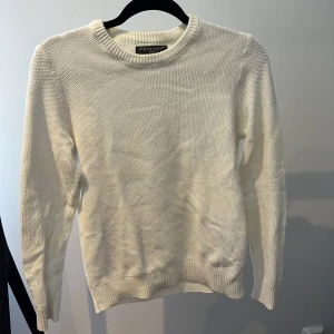 Vit Sweatshirt - Vit sweatshirt från primark  Använd i nyskick Nypris 200kr Skick 9/10