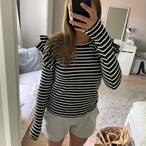 Zara tröja - Jättefin randig tröja från Zara, säljer för att den inte kommer till användning tillräckligt mycket så därför är den i nyskick! 