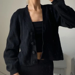 Cardigan från zara - Jättesöt kofta/ cardigan från zara  storlek L men liten i storlek skulle mer säga s-m