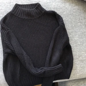 Svart stickad tröja från Hm! - Svart, skön, oversized stickad tröja från Hm (divided) med liten krage. Perfekt för  hösten 🦊💞