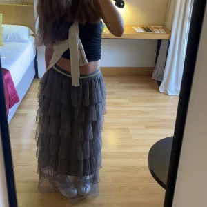 Långkjol - säljer min långkjol som jag köpte i Palma förra året. Använd ett fåtal gånger och inga slitningar. Köpt för 699kr från ett okänt märke. One size men passar mig bra som är en xs/s. Skulle också passa en m