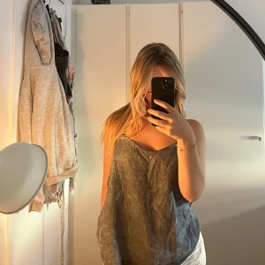 Denim top - Fett söt topp lite stor på mig kanske bara. Oanvänd med lapp kvar! 