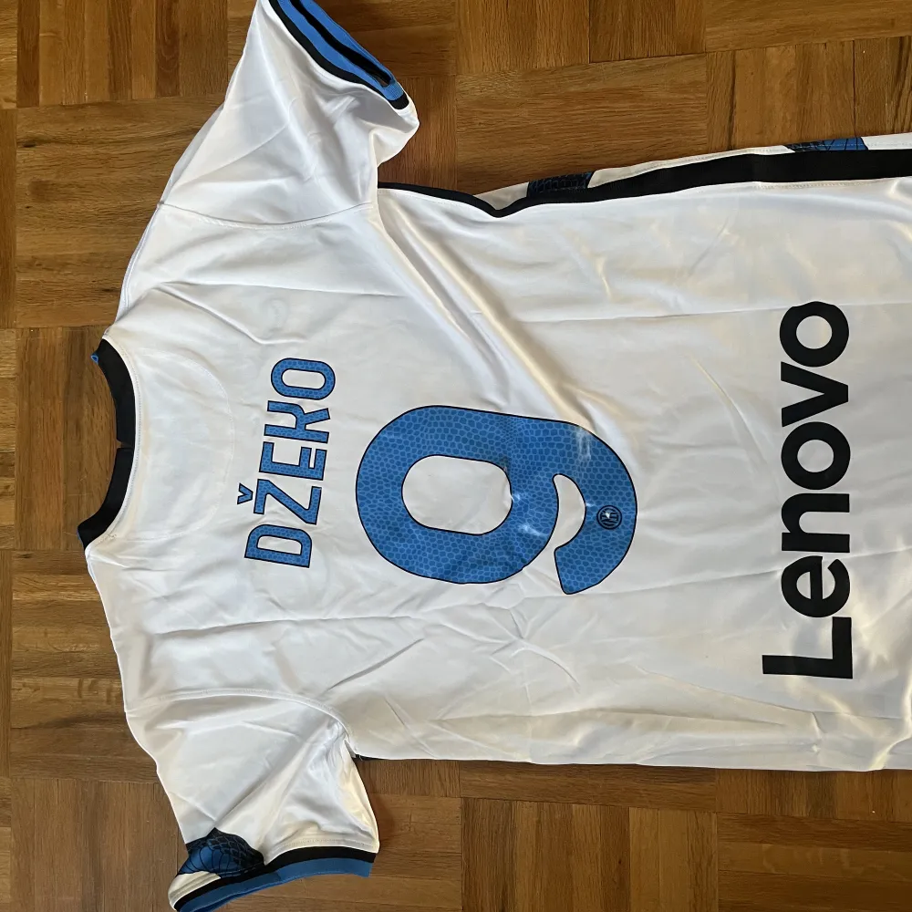 Säljer en helt ny Inter tröja med dzeko på ryggen i storlek M, säljer för den var för stor för mig.. T-shirts.