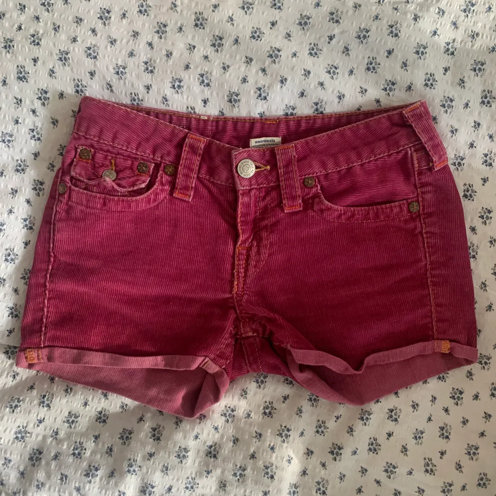 säljer dessa mörkrosa coola manchester shorts från true religion 🥰. Shorts.