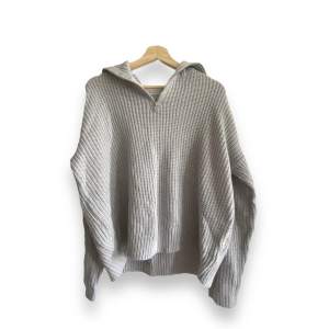 Säljer denna gråa stickade tröjan med en dragkedja vid halsen som man kan öppna och stänga . Den är helt oanvänd. 