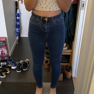 Tighta high waisted jeans - Ett par tighta högmidjade jeans. Står inte storlek men jag skulle säga runt S eller 36. Frakt ingår ej och jag möts gärna upp i Stockholm! 💕🫶🏽