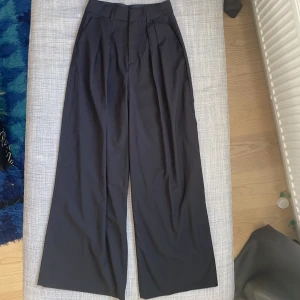 Vida kostymbyxor - Fina kostymbyxor med väldigt vida ben. Säljer då de är alldeles för små för mig. Fint skick i storlek 34💕