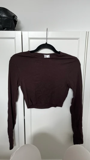 Croppad topp - Fin, brun croppad topp från HM.  Ribbat material.  Storlek S, TTS.  Köpare står för frakt! 🌸