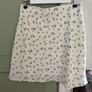 Blommig tjol från Neo Noir - Lunna small rose skirt light blue från Neo Noir, strl 36. Söt blommig tjol som endast har används vid ett fåtal tillfällen. 🌸150kr