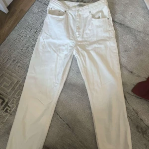 Vita jeans - Helt ny skick använt en gång, säljer pga den är för liten för mig