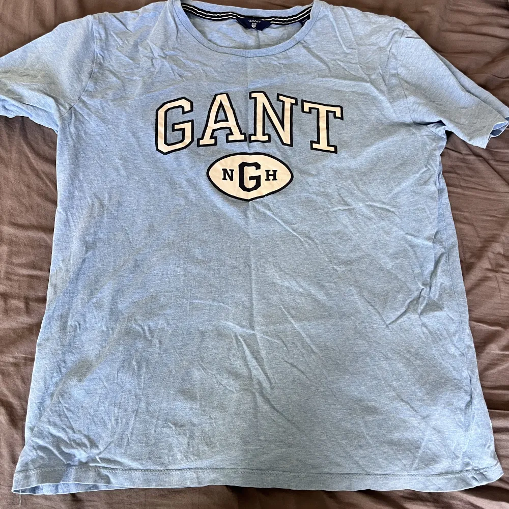Knappt använd tröja från Gant. I jättebra skick. Pris går att förhandla, köparen står för frakt. . T-shirts.