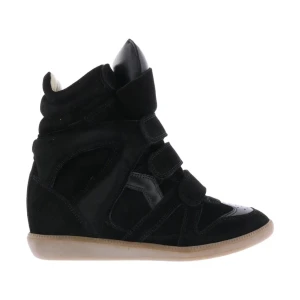 Isabel Marant skor - Säljer mina isabel marant skor i storlek 40, passar mig som vanligtvis har storlek 39 (man kan lägga in en sula om man vill) pris går att diskutera💕 Skriv privat för fler bilder