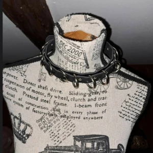 Choker - Svart choker, lillasyrran säljer så hennes swishnummer!😆 FRAKT 25KR❗Dm för bättre beskrivning!! ANNARS GÅR "KÖP NU" JÄTTEBRA(PRISFÖRSLAG GÅR SUPER❗)