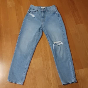 Jeans med snygg slitning - Hög midja och något kortare (7/8), bra skick. 