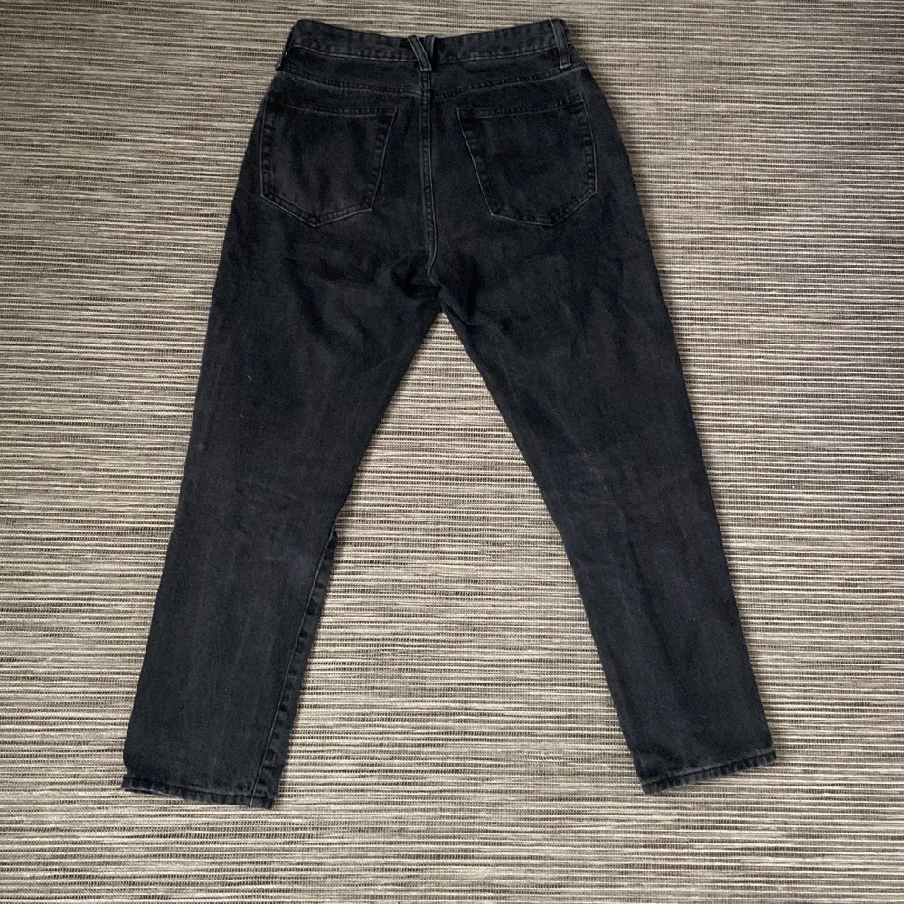 Säljer mina svarta jeans från vailent byxorna är sparsamt använda och säljer då jag har ett par andra👌 . Jeans & Byxor.