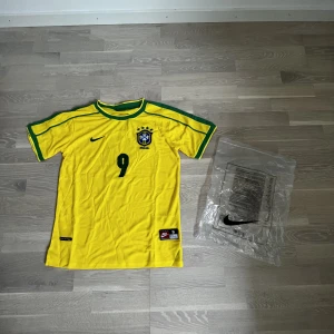 Brasilien 1998 hemaställ Ronaldo  - Super cool retro tröja från Brasilien 1998 med Ronaldo Nazario tryck bak och fram, riktigt fet vintage piece.  Helt ny och oanvänd   Kan fraktas 