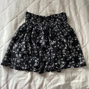 Blommig kjol - Säljer denna kjolen i strl Xs får. Cubus då den inte används längre. Det är stretch i midjan så den passar även S.  Köpare står för frakt!