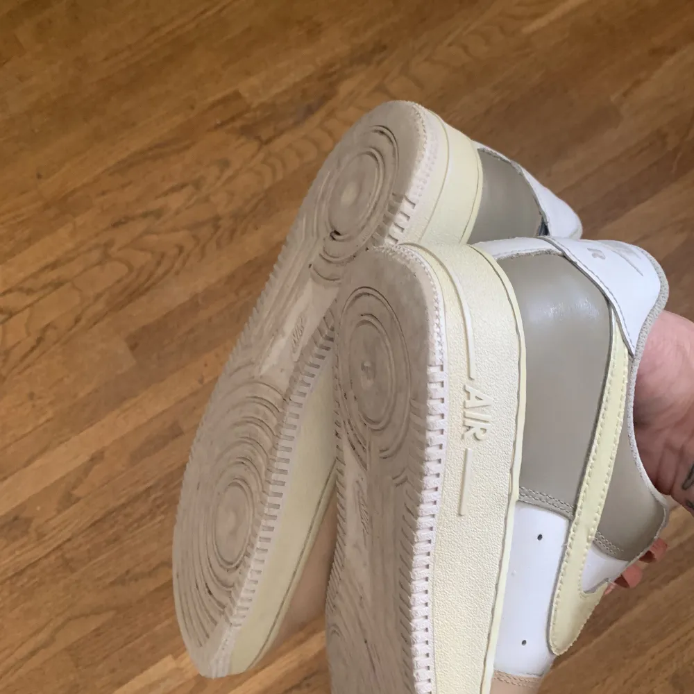 Af1 custom ”icecream” storlek 42,5 Egna waxed laces  Inte mycket heeldrag OG box medföljer . Skor.