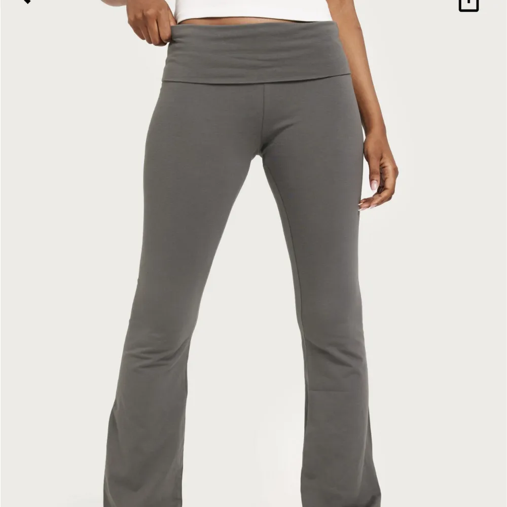 Populära grå soft pants från Nelly. Använda få antal gånger och är i bra skick. . Jeans & Byxor.