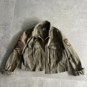 Säljer min coola och unika jacka från crocker! Den är i en militärgrön färg och har snygga tryck! ❤️Obs finns inte att köpa någonstans längre